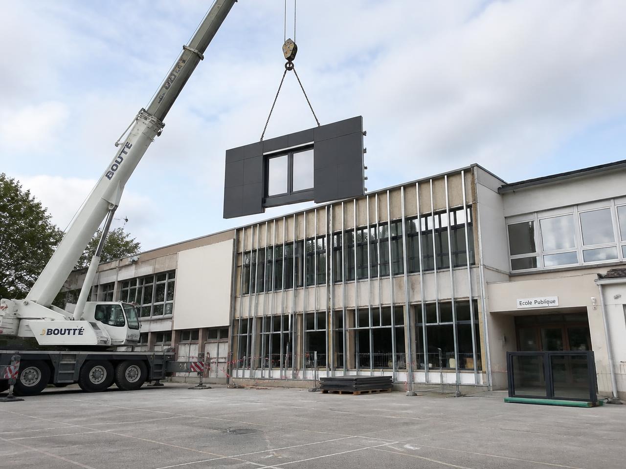 Schulgebäude wird mit einem per Kran versetzten Fassadenmodul energetisch saniert