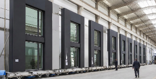 Fertiges Großformat-Fassadenelement mit eingebautem Fenster im Werk