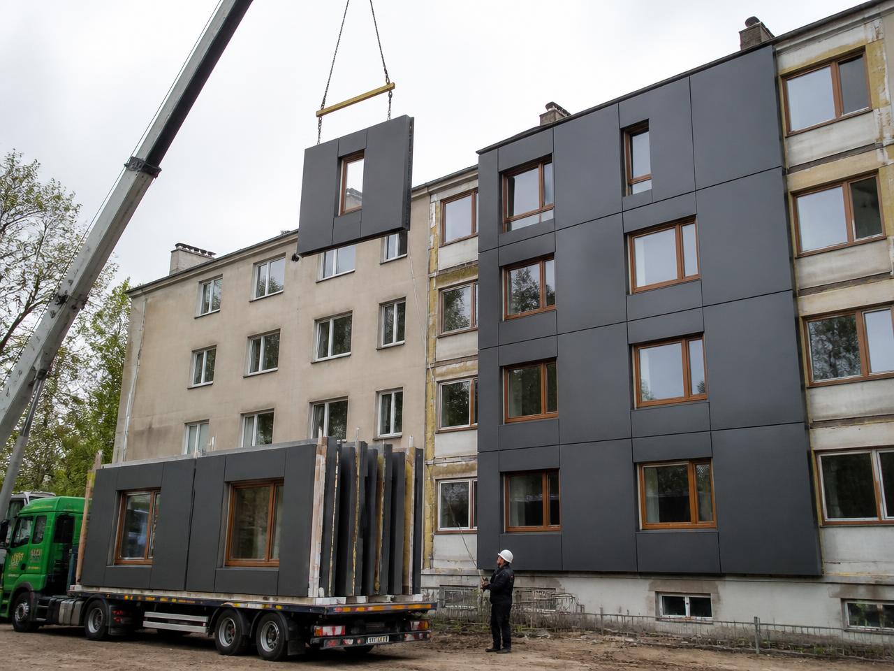 Kranmontage eines Fassaden-Großelements im Tagestakt