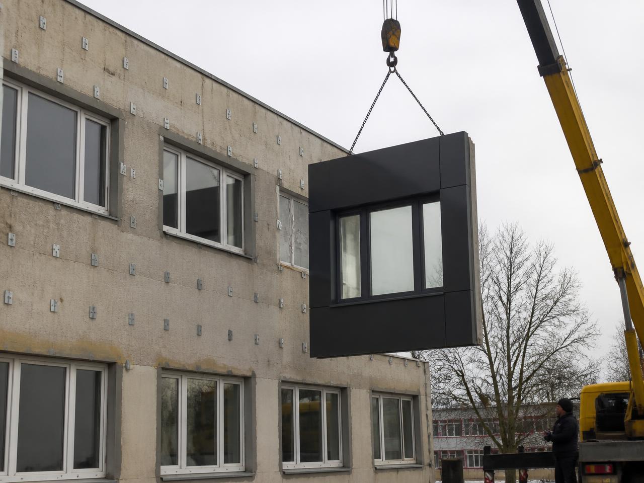 Bewohntes Gebäude während der Fassadenmontage von außen